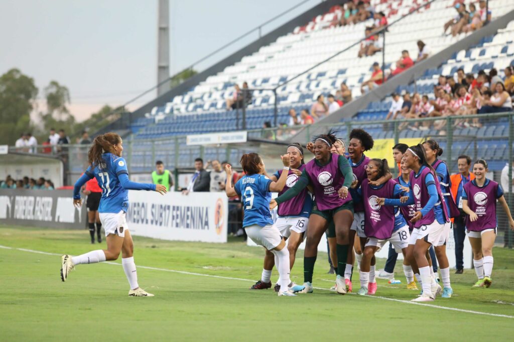 Futbolistas de la Selección Femenina de Ecuador Sub-17 festejan uno de sus goles en el Sudamericano. Foto: Cortesía FEF