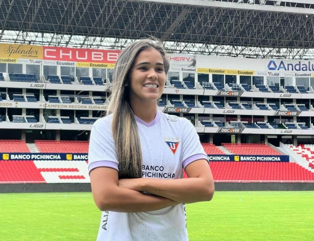 La paraguaya Rosa Miño en su presentación con Liga de Quito para disputar la Superliga Femenina de Ecuador. Foto: Twitter @GuerrerasAlbas_LDU