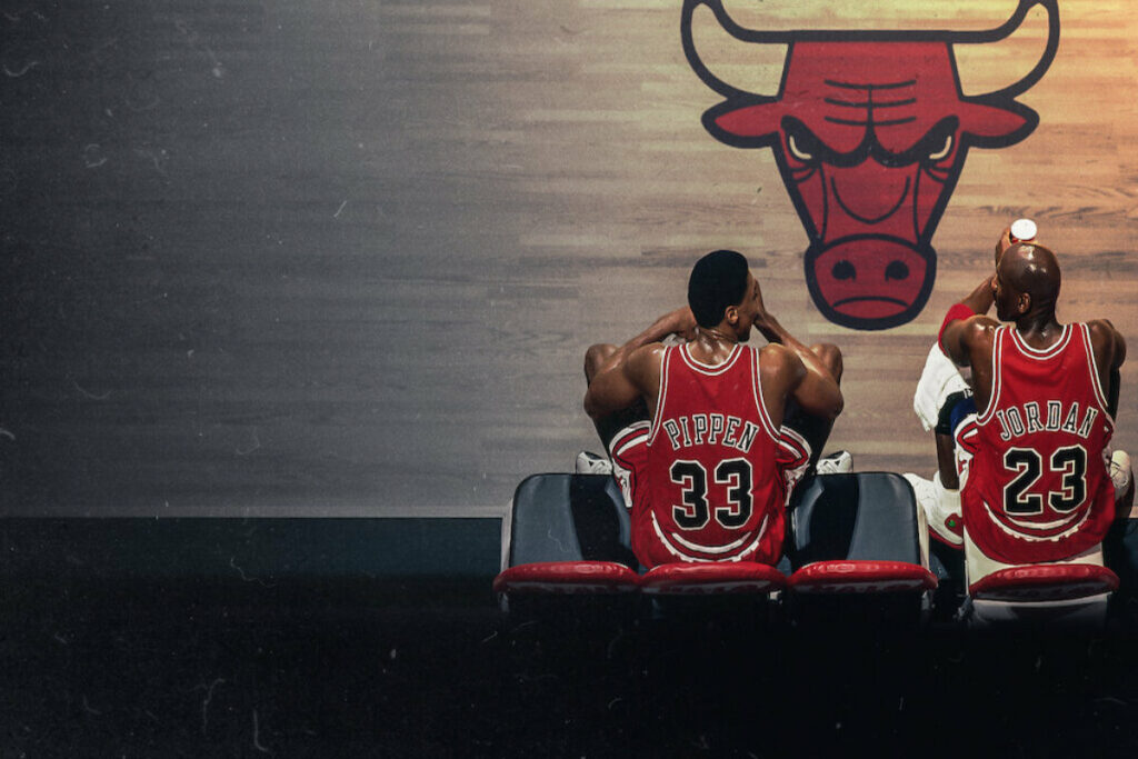 Scottie Pippen (izq.) y Michael Jordan (der.) durante un partido de los Chicago Bulls que se muestra en Last Dance. Foto: Netflix